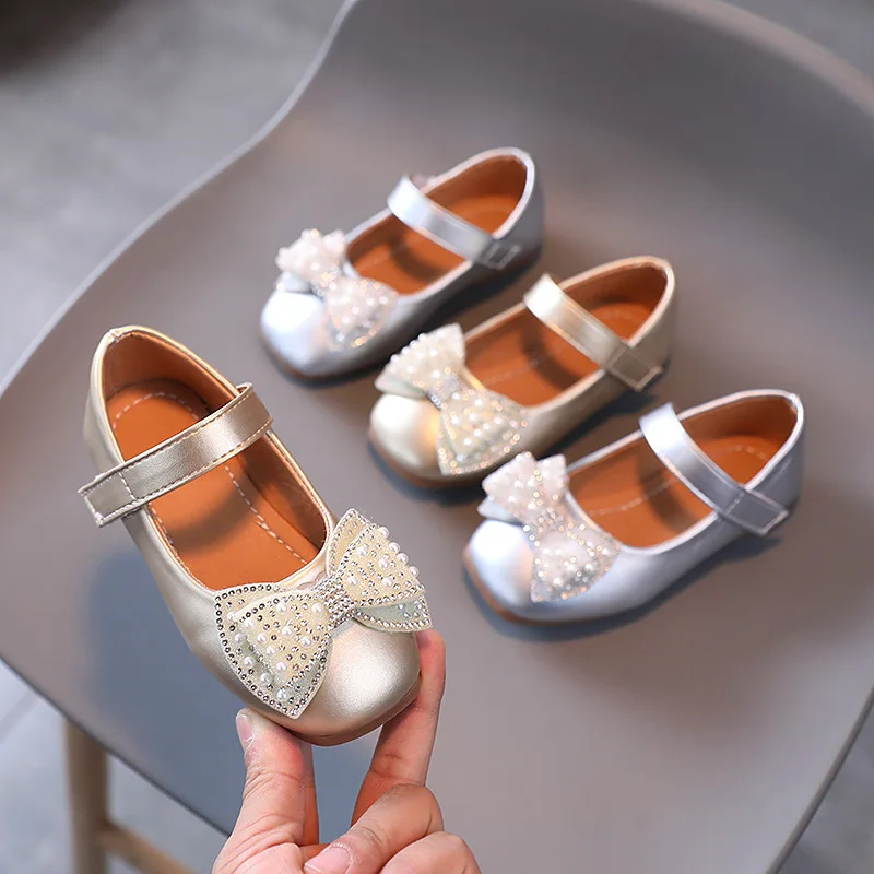 Детская обувь для девочек 2023 года, новые весенне-осенние детские туфли принцессы с жемчужным бантом, Серебристо-золотые кожаные туфли для вечеринок CSH1500